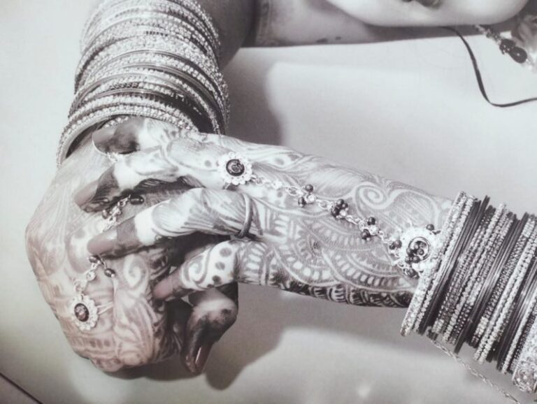 करवाचौथ के इस मौसम में मेहंदी कैसे लगाएं कि ज्यादा रचेl