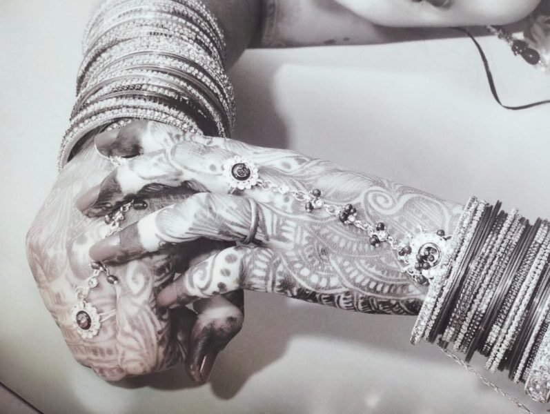 करवाचौथ के इस मौसम में मेहंदी कैसे लगाएं कि ज्यादा रचेl 1 करवाचौथ के इस मौसम में मेहंदी कैसे लगाएं कि ज्यादा रचेl